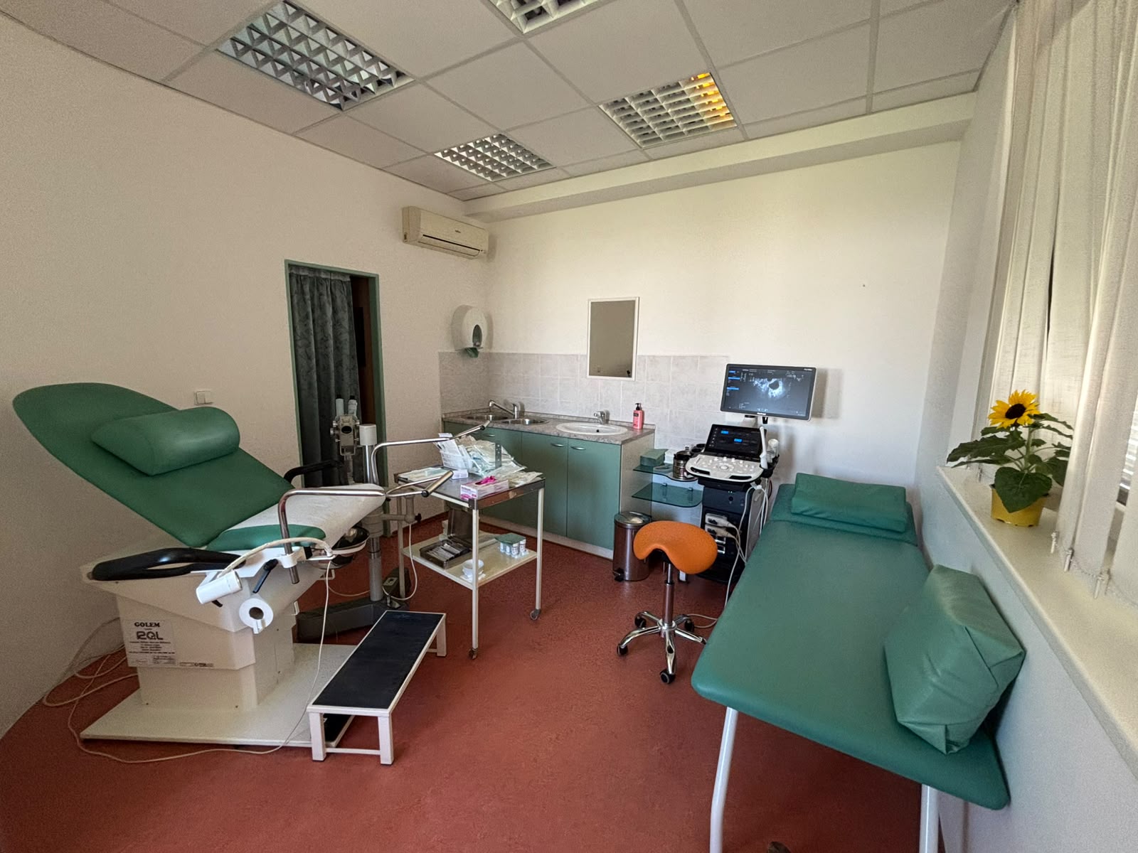 Vyšetřovna gynekologické ordinace KapliceGYN s gynekologickým křeslem a ultrazvukem